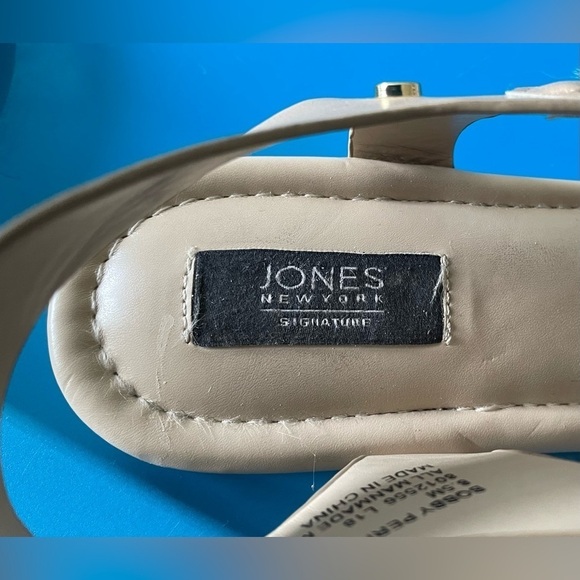 Jones New York Tan Thong Sandals Size 8.5 - Picture 9 of 11